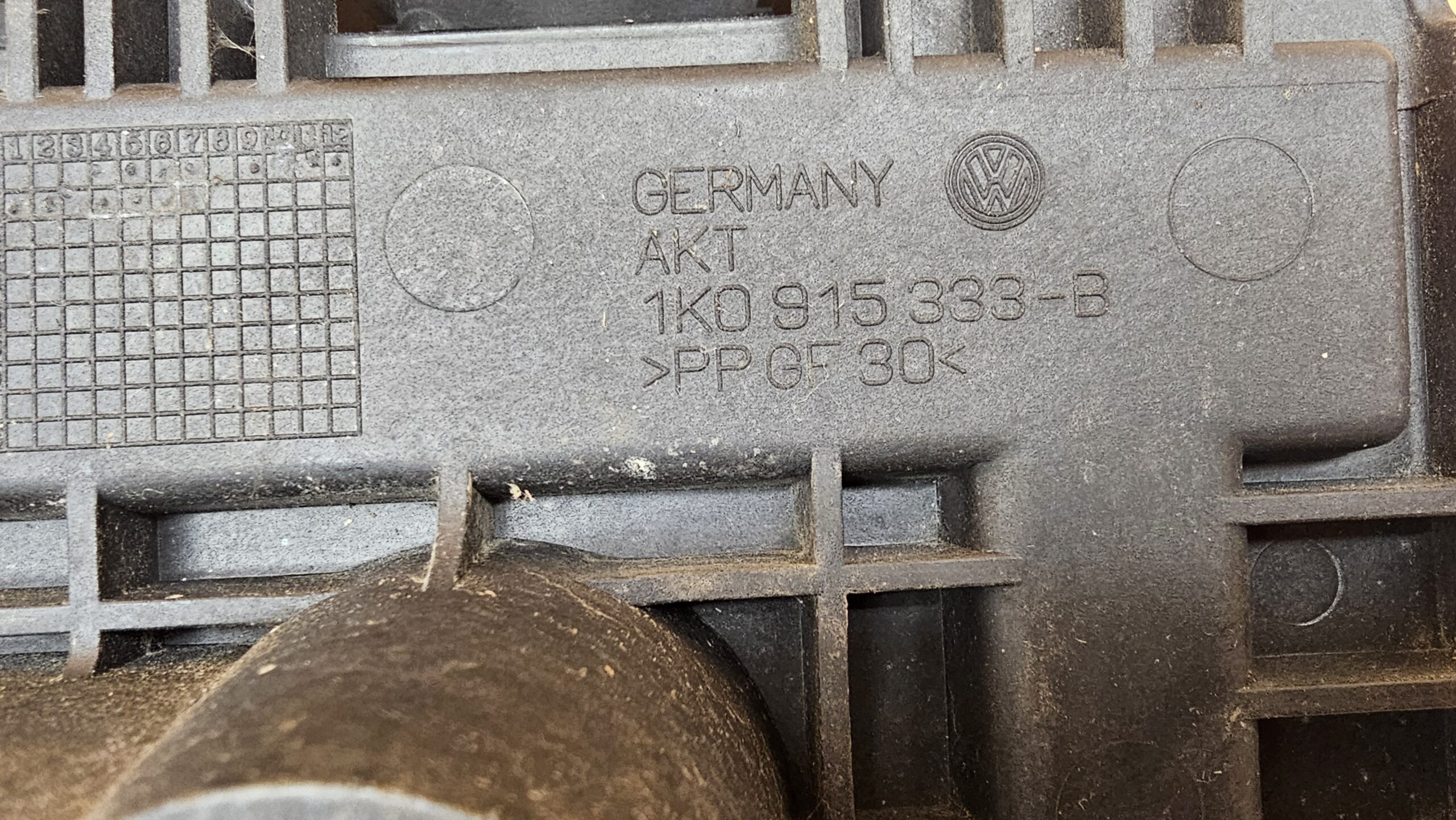 1K0915333B Audi A3 2.0 Diesel 103KW Halterung Batterie – Bild 4