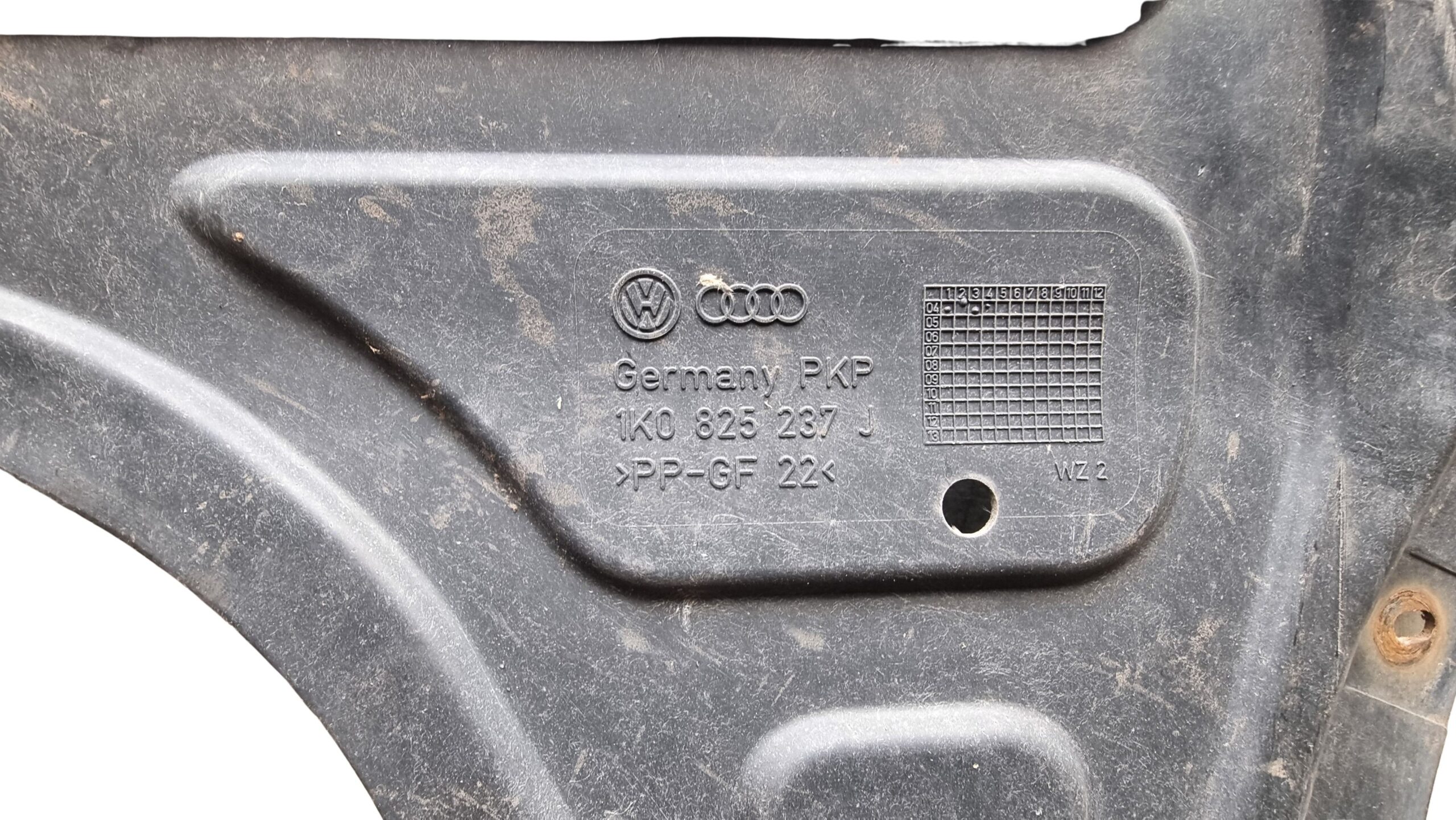 1K0825237J VW Golf 5 Audi A3 8P Unterfahrschutz vorne / Motorabdeckung – Bild 9