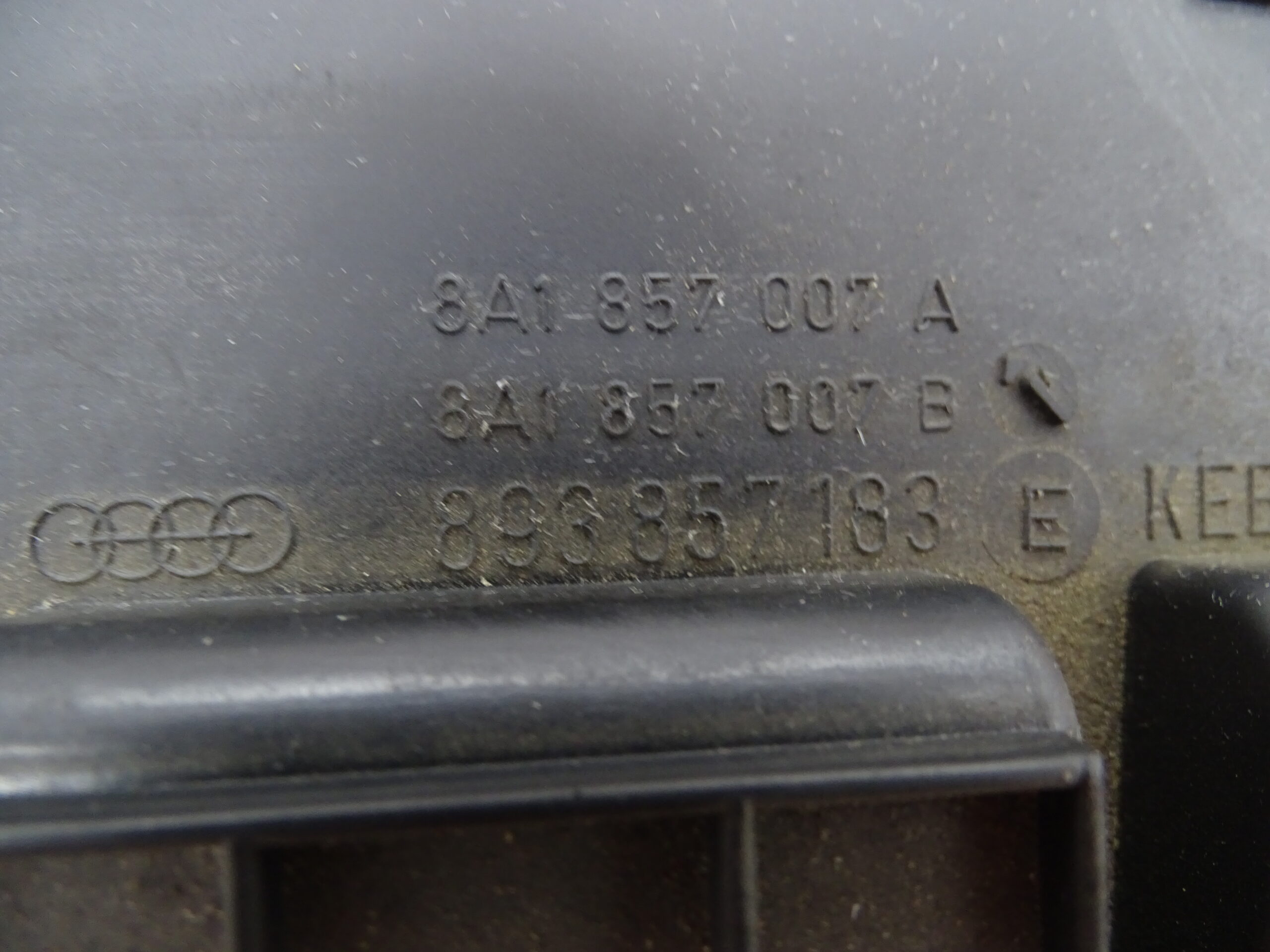 893857183E Audi 80 90 B3 B4 Cabrio Coupe Typ89 Mittelkonsole mit DIN Radioschacht und Lüftungsgittern – Bild 4