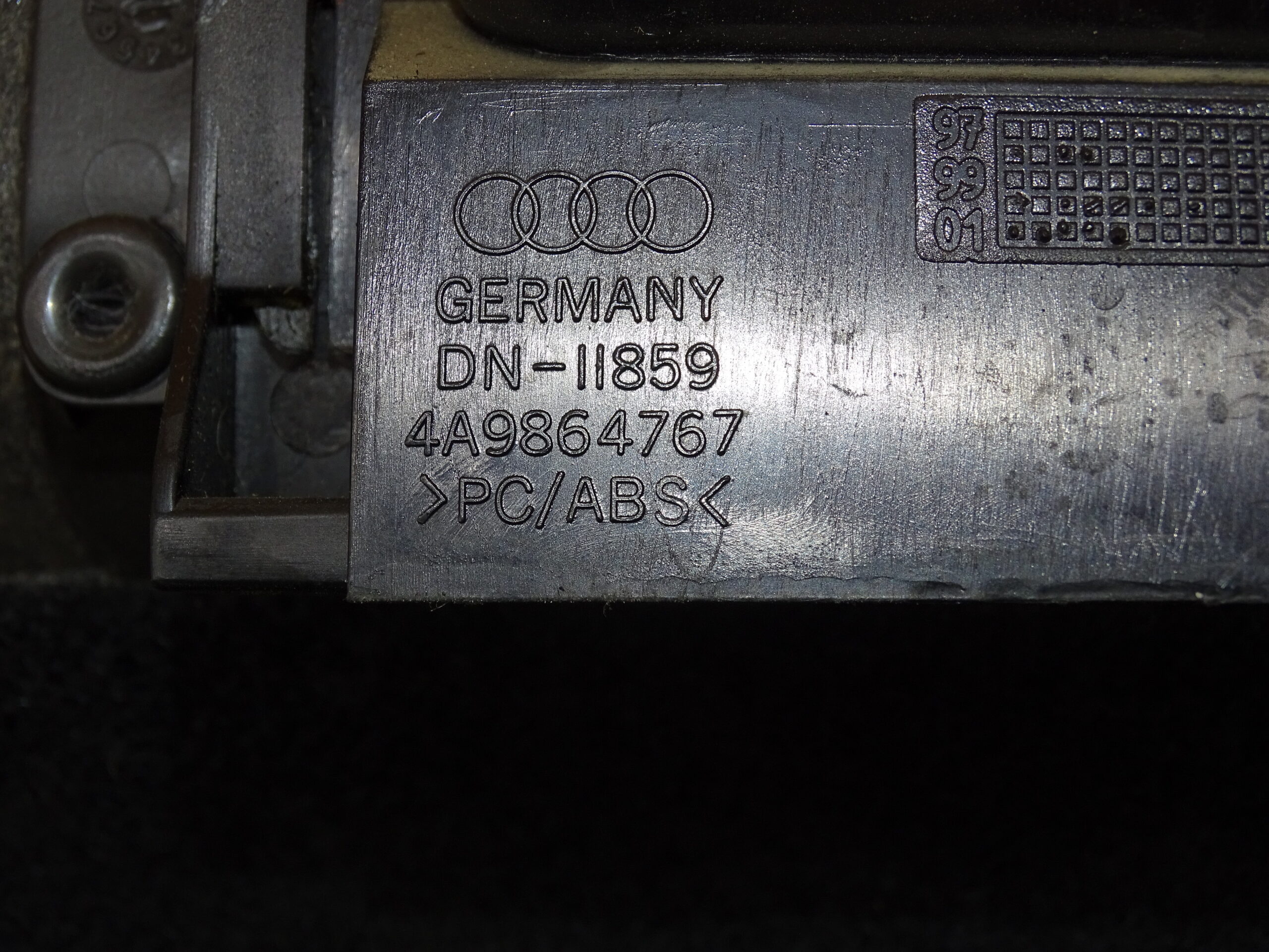 4A9864767 VW Passat 3B 3BG Kofferraumabdeckung Verkleidung links schwarz – Bild 6