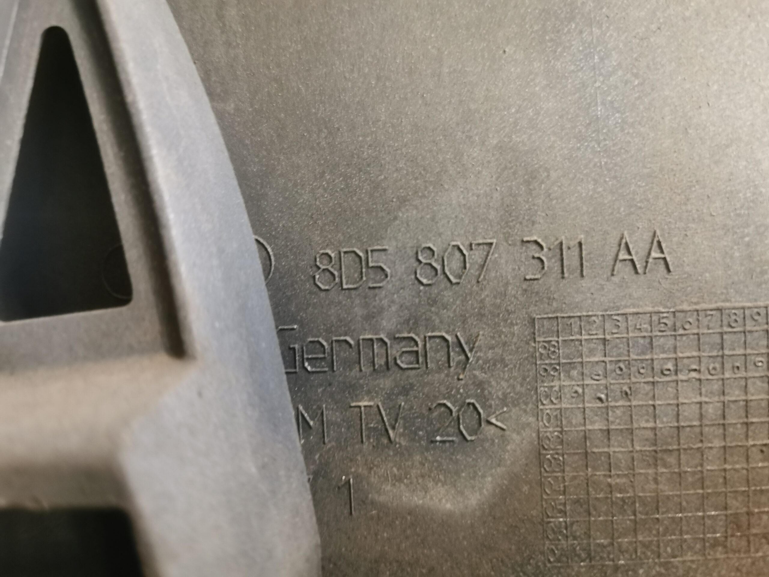 8D5807301AA Audi A4 B5 Limo Stoßstange Stoßfänger Hinten Silber LY7W – Bild 11