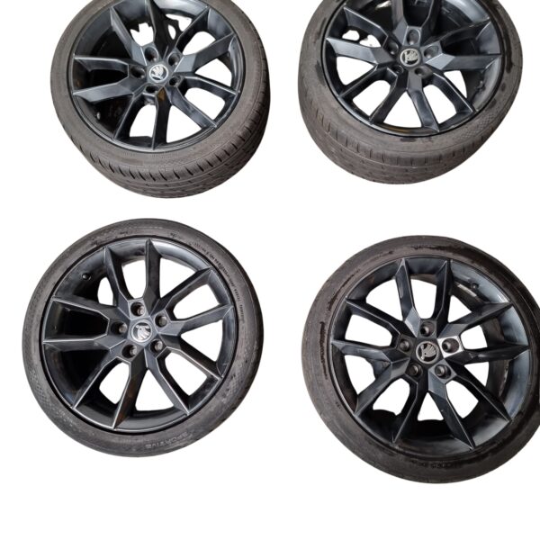 5E0601025 Skoda Octavia Alufelgen 225/40 R18 Sommerreifen 7,5Jx18 ET51 5x112