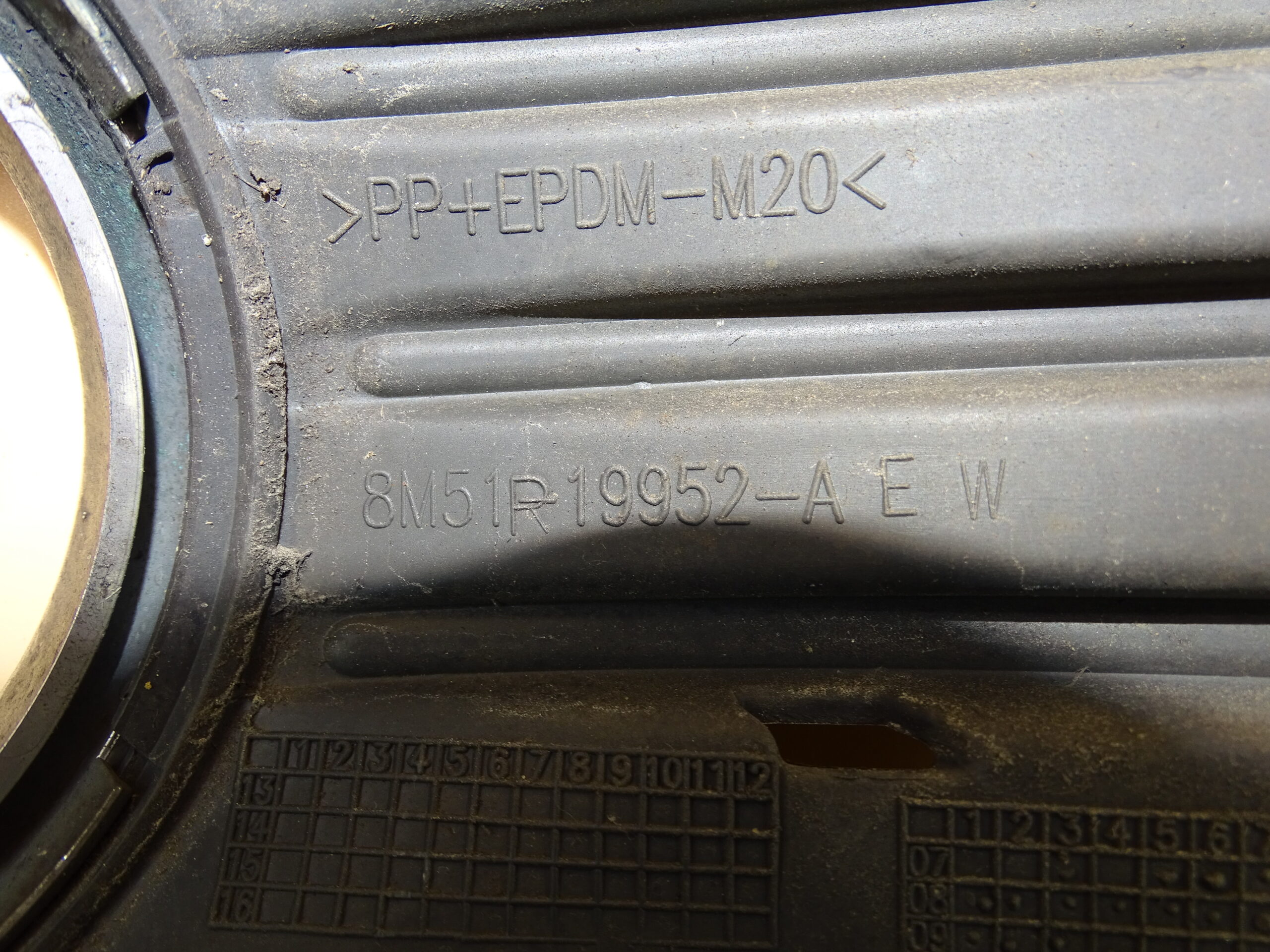 8M51-19952-A Ford Focus MK 2 II Nebelscheinwerfer Blende Stoßstangenblende vorne rechts – Bild 6
