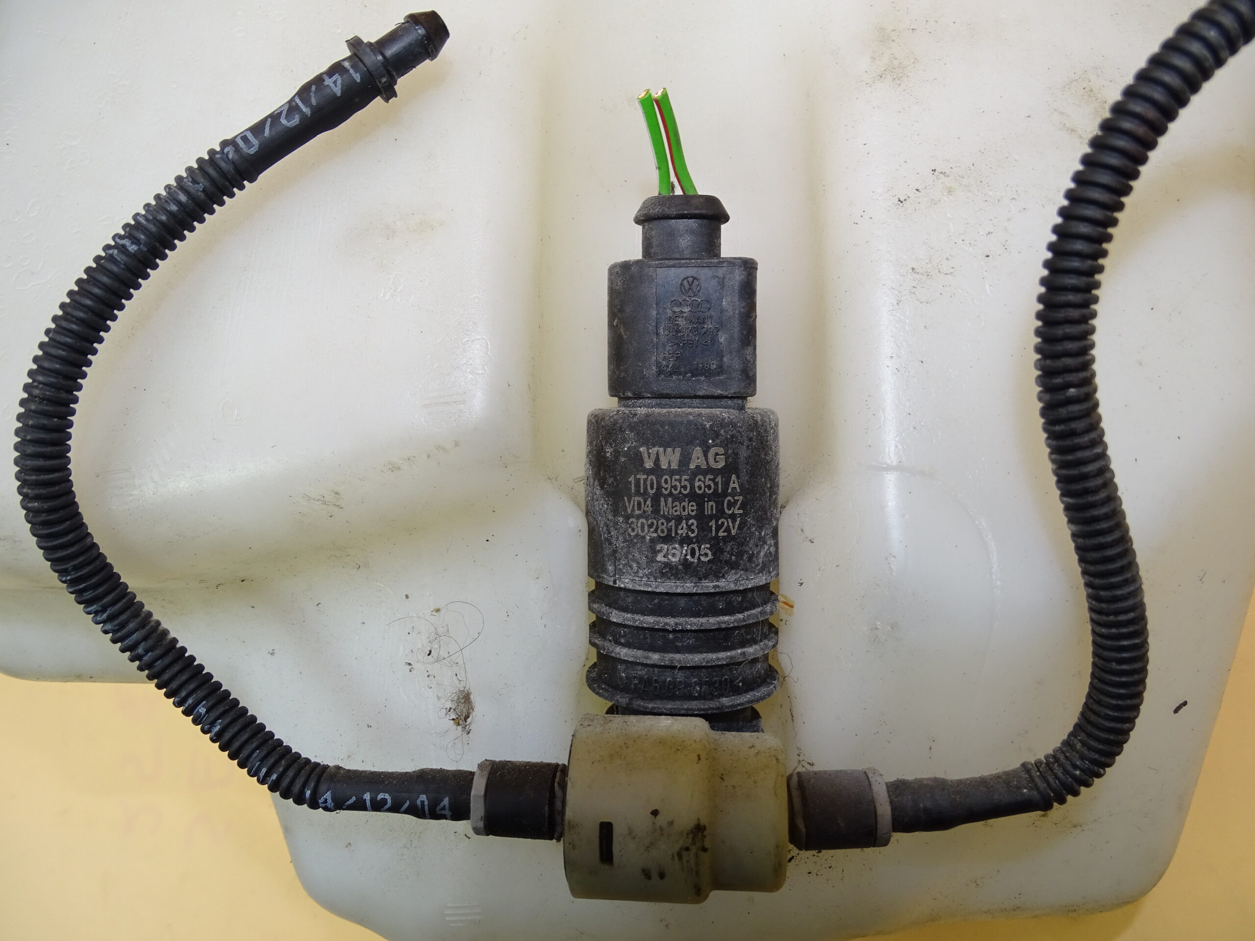 1J0955453K/L Audi A3 8L VW Golf 4 Bora Wischwasserbehälter Wasserbehälter mit Pumpe 5,5 Liter – Bild 5