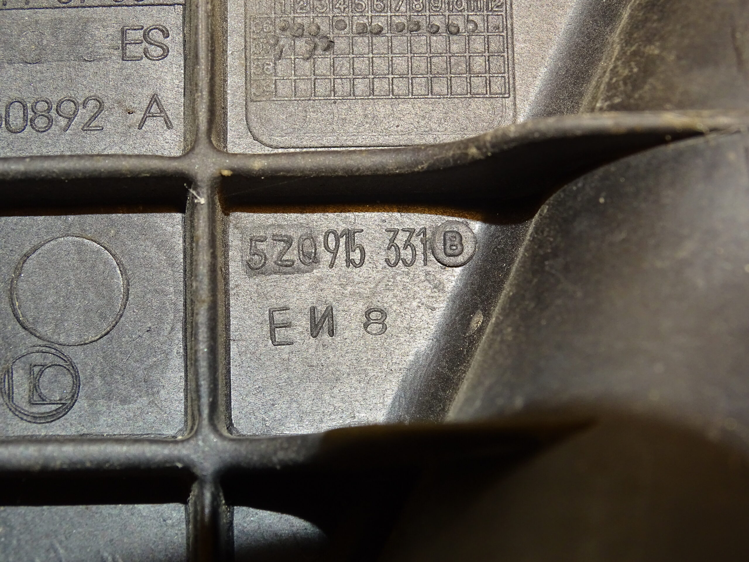 5Z0915331B Seat Ibiza Skoda Fabia 6Y2 Roomster VW Polo 9N Halter Boden Konsole Batterie Batteriekasten Batteriehalterung Halterung – Bild 8