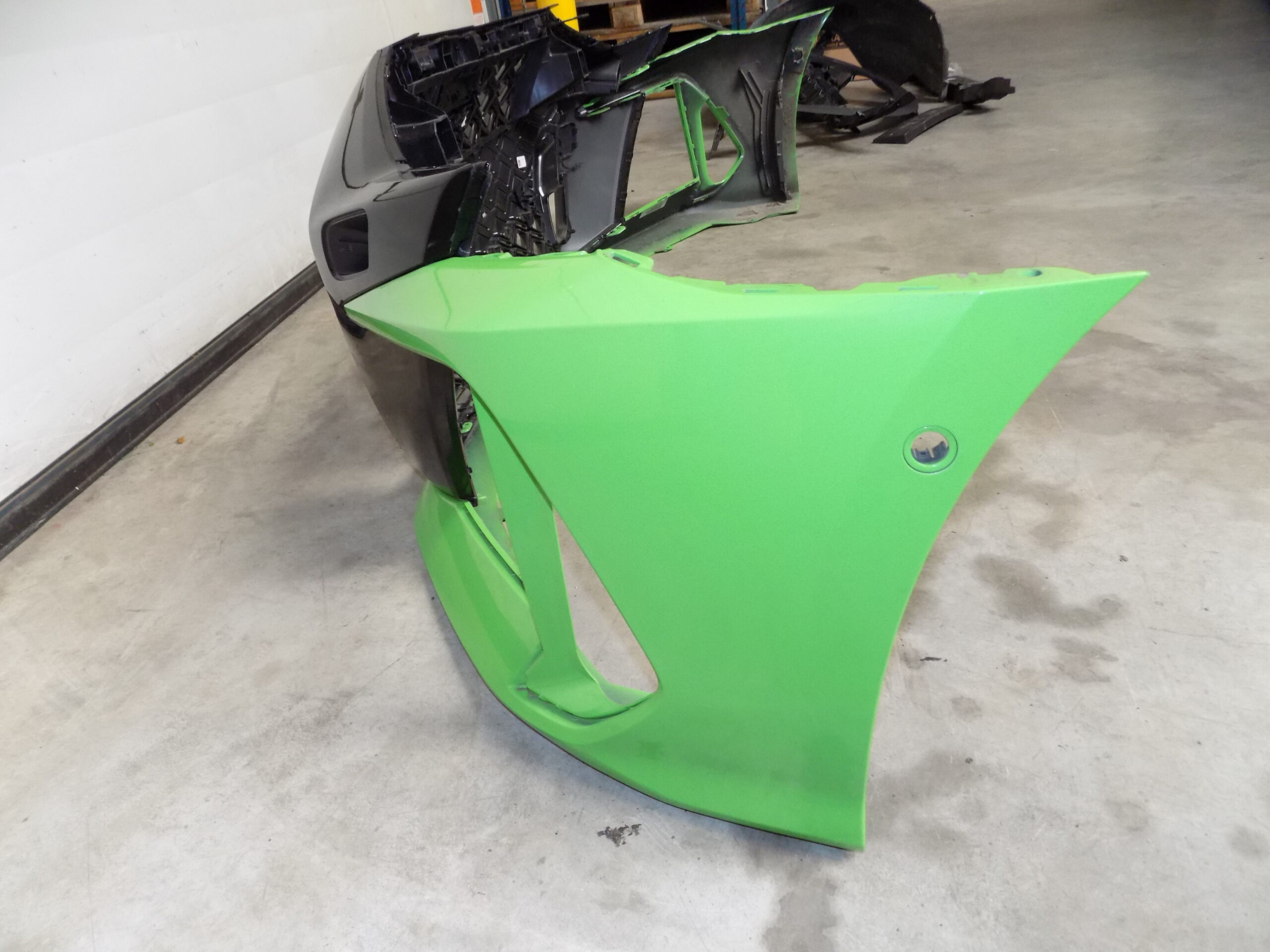 8Y0807725A + 8Y0853651AG Audi RS3 8Y Stoßstange Wabengitter Front Bumper vorne Kyakami Grün 4378 (Farbcode:LZ6A) – Bild 3