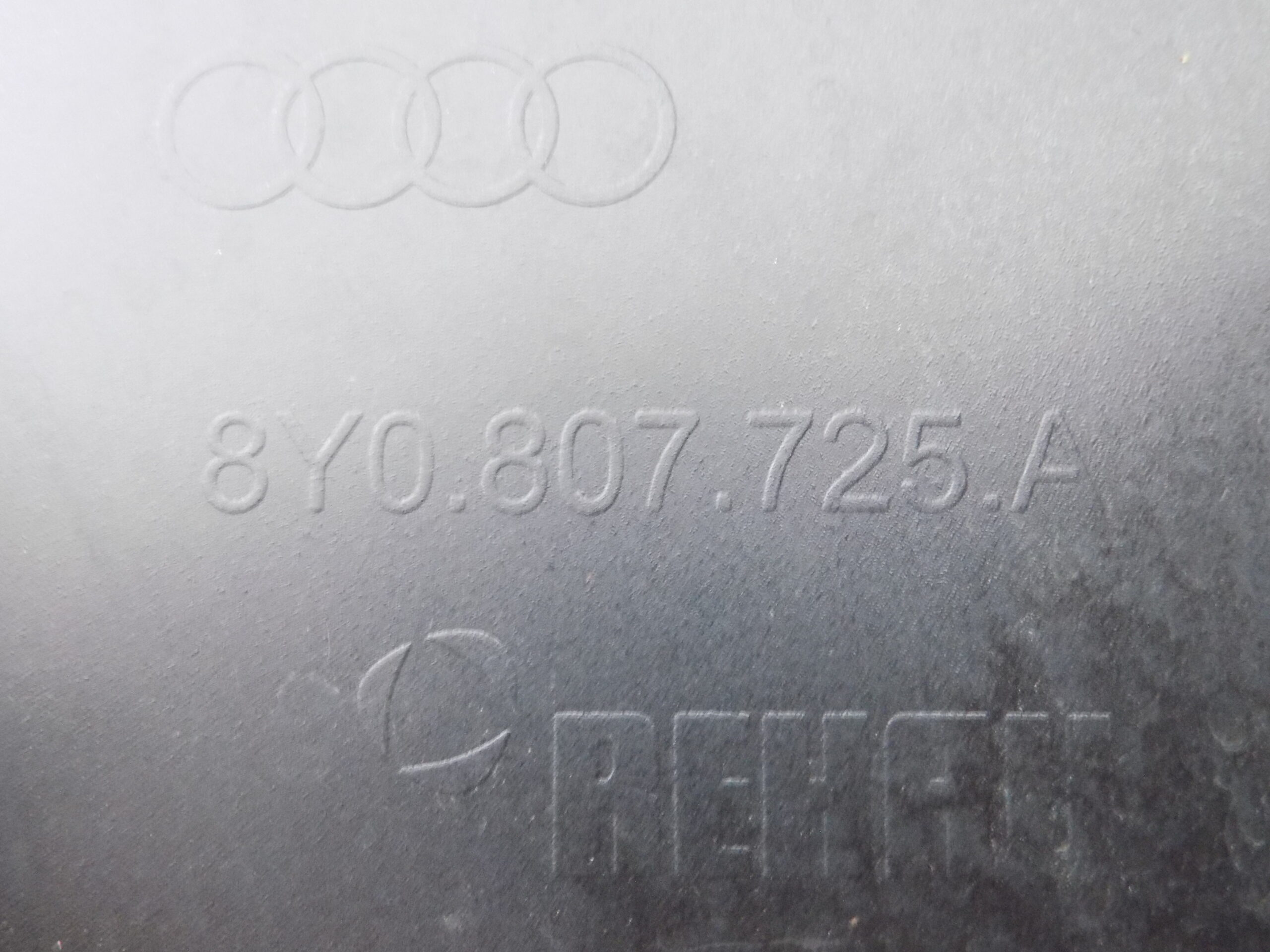 8Y0807725A + 8Y0853651AG Audi RS3 8Y Stoßstange Wabengitter Front Bumper vorne Kyakami Grün 4378 (Farbcode:LZ6A) – Bild 25