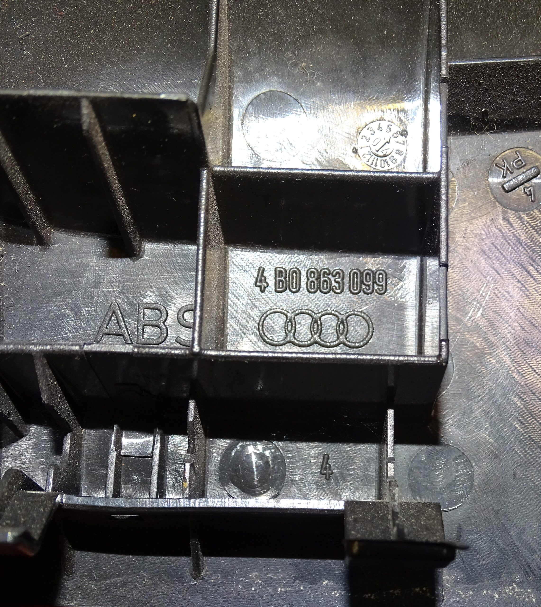 4B0863099 Audi A6 C5 Verkleidung Abdeckung Sitzschiene innen vorne – Bild 3