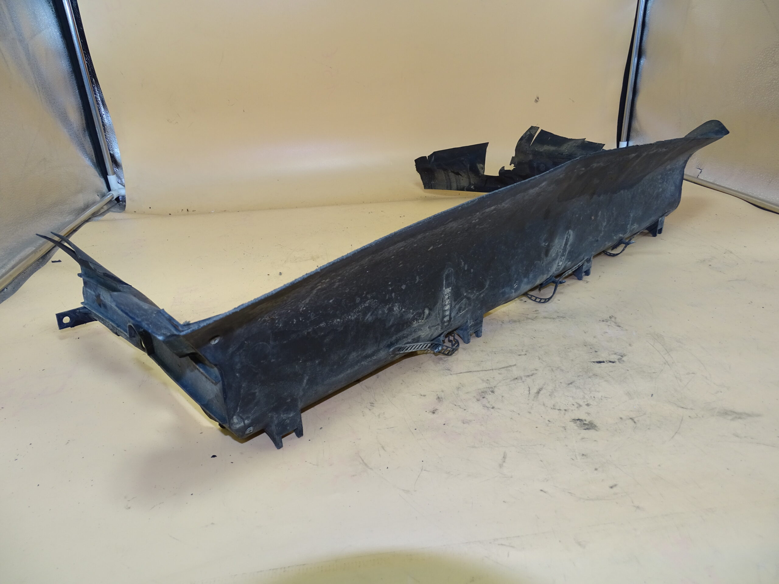 895121281A Original Audi Cabrio Coupe Typ 89 Luftführung Abdeckung Stoßstange vorne – Bild 2