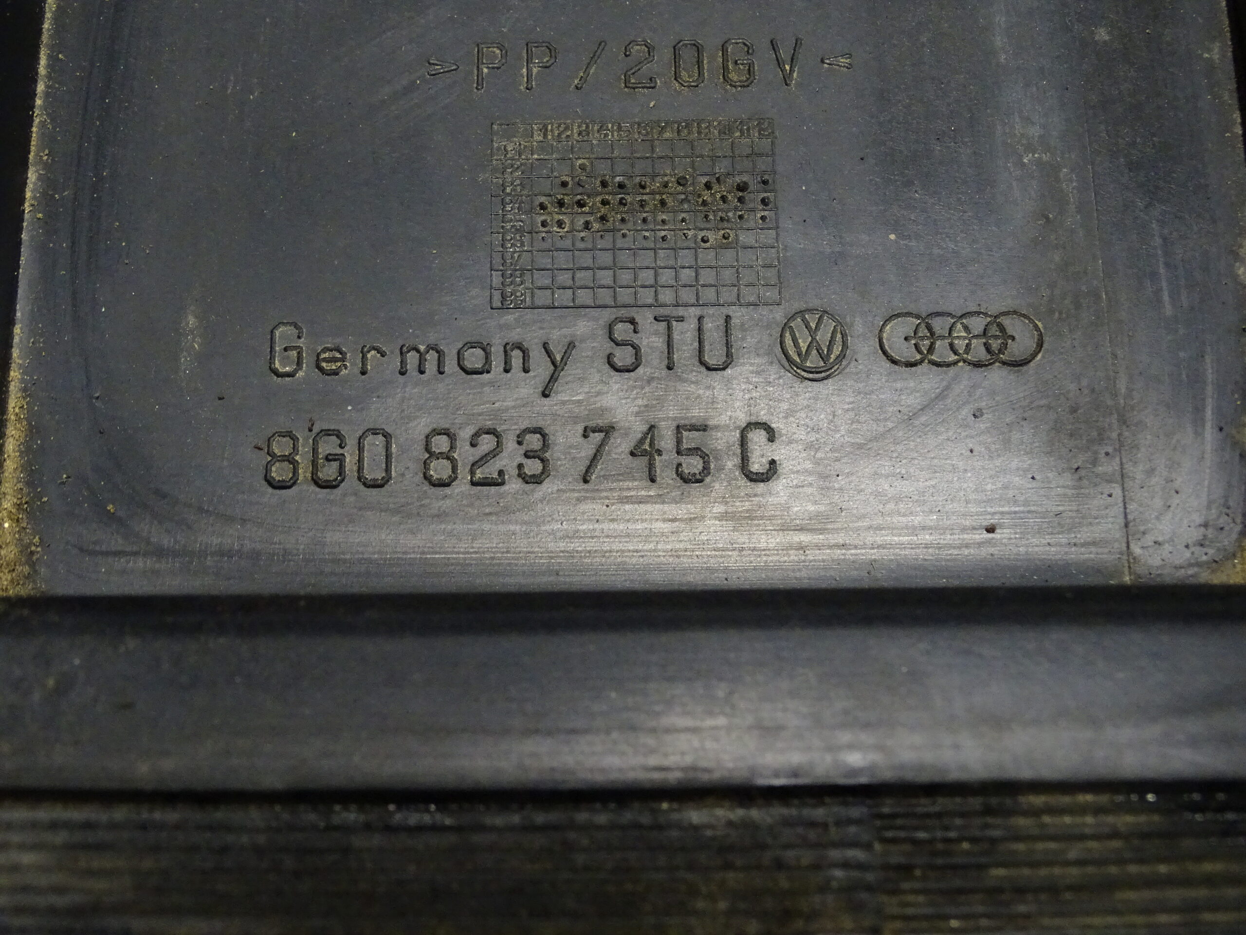 8G0823745C Audi 80 Coupé Cabrio Verkleidung Abdeckung Motorhaube Schließteil Motorraum Abtropffläche Haube unten – Bild 10