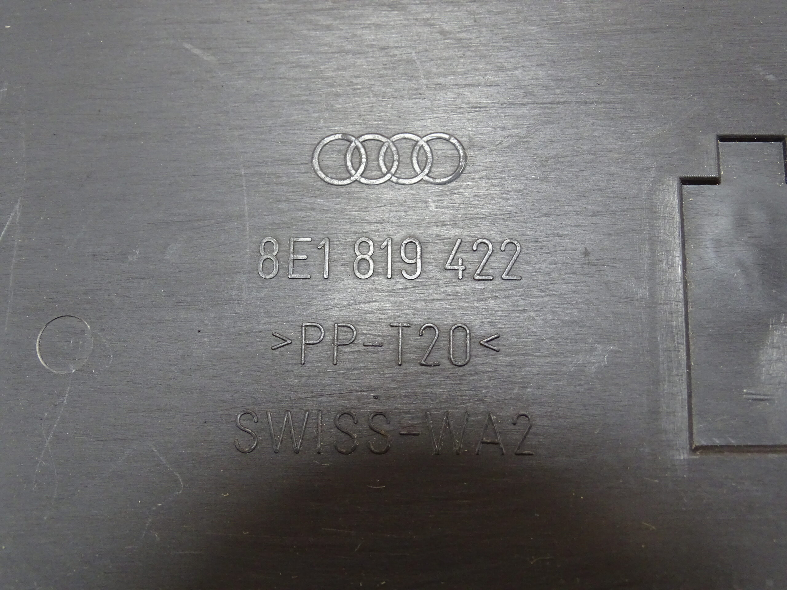 8E1819422A Audi A4 8E B6 B7 Batterieabdeckung Abdeckung Deckel Batterie – Bild 5